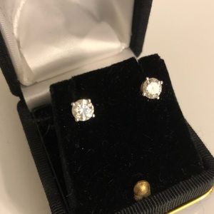 Stunning Diamond Earrings! In perfect condition.